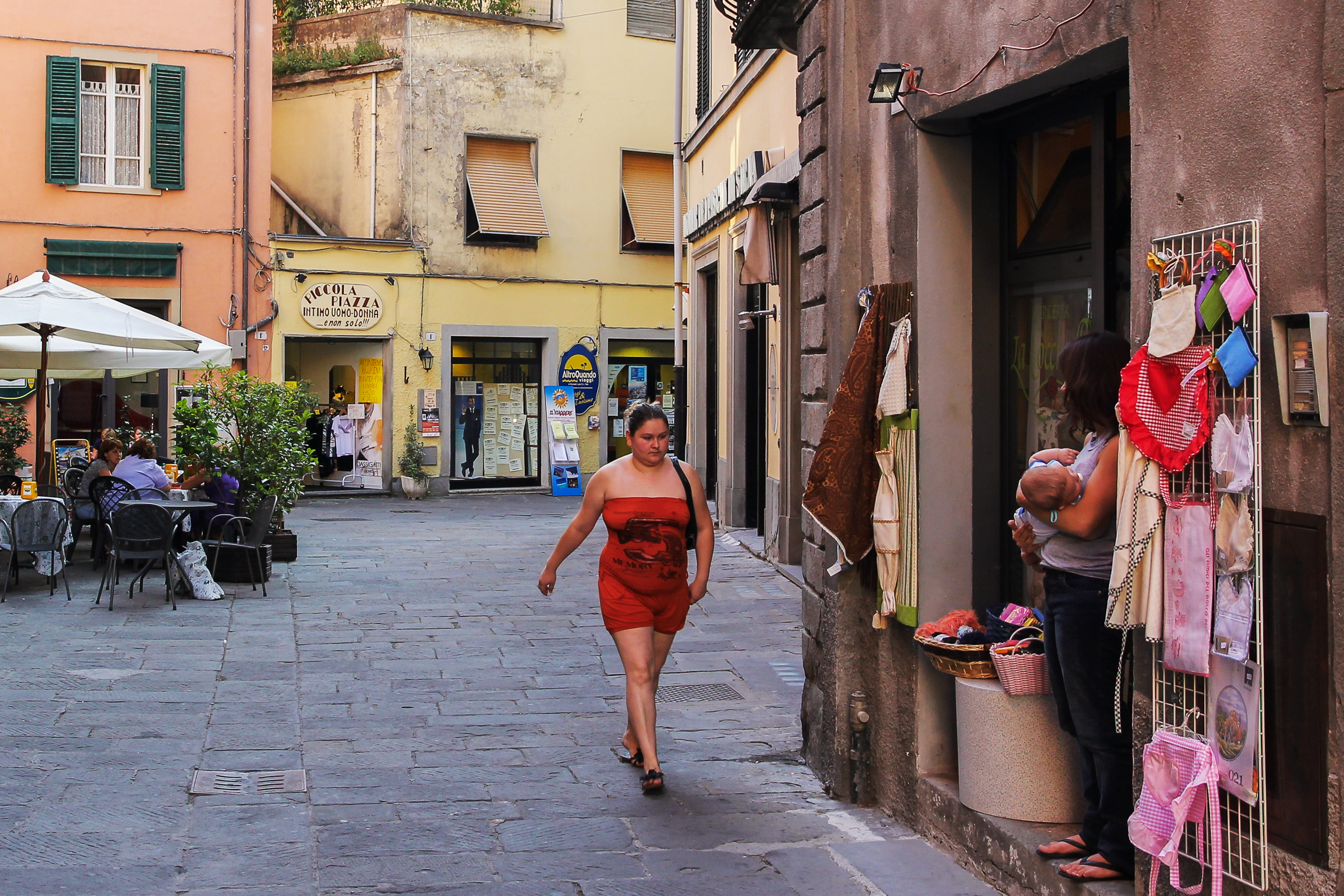 Castelnuovo am späten Nachmittag – die Ware hängt bis in die Gasse